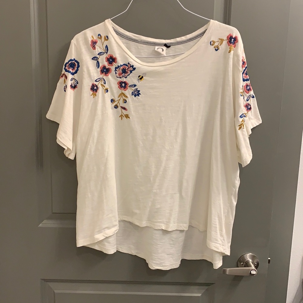 GENTLY WORN - Flowy embroidered top.